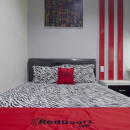 ホテル Reddoorz Near Lawang Sewu スマラン エクステリア 写真