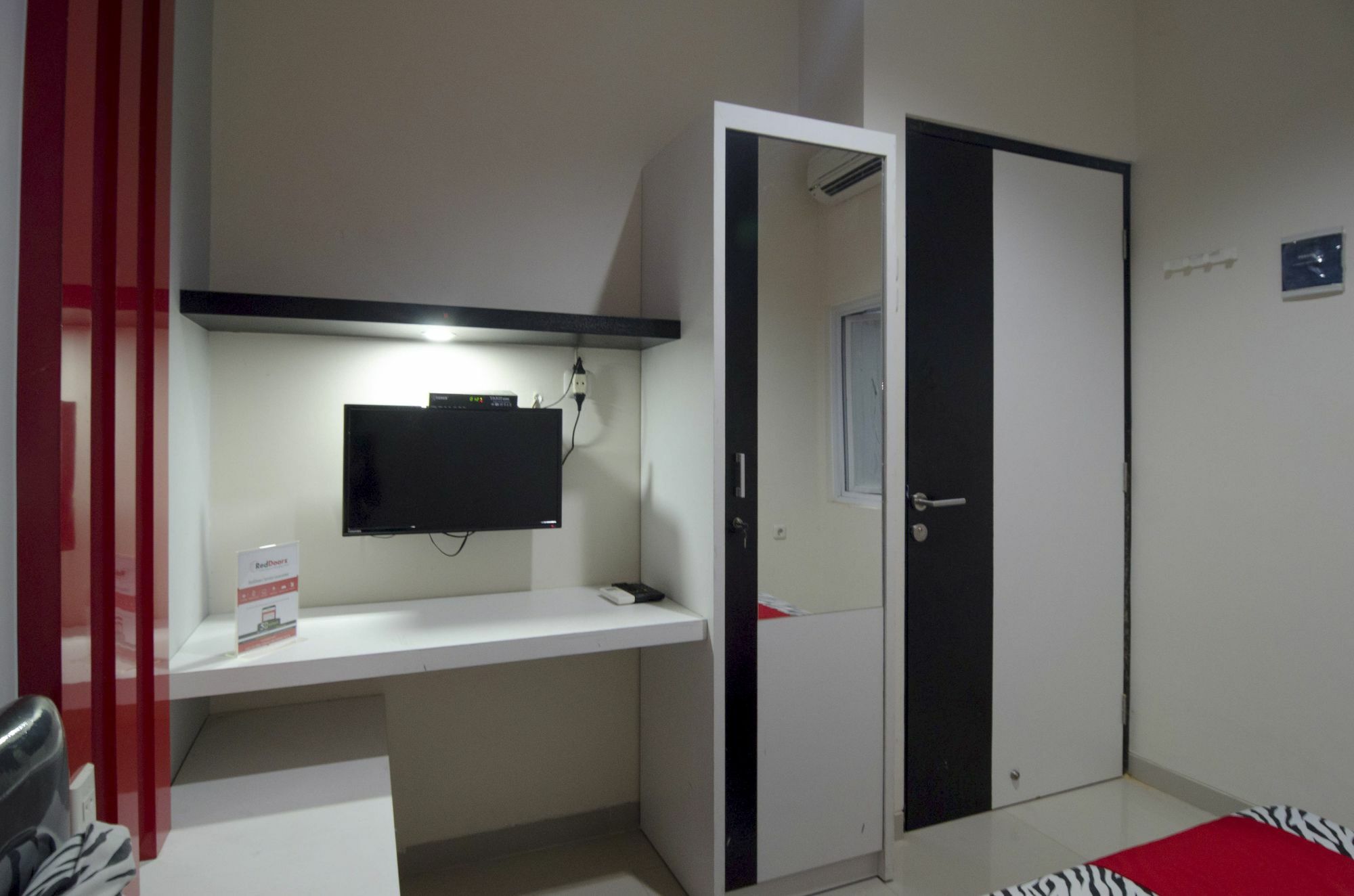 ホテル Reddoorz Near Lawang Sewu スマラン エクステリア 写真