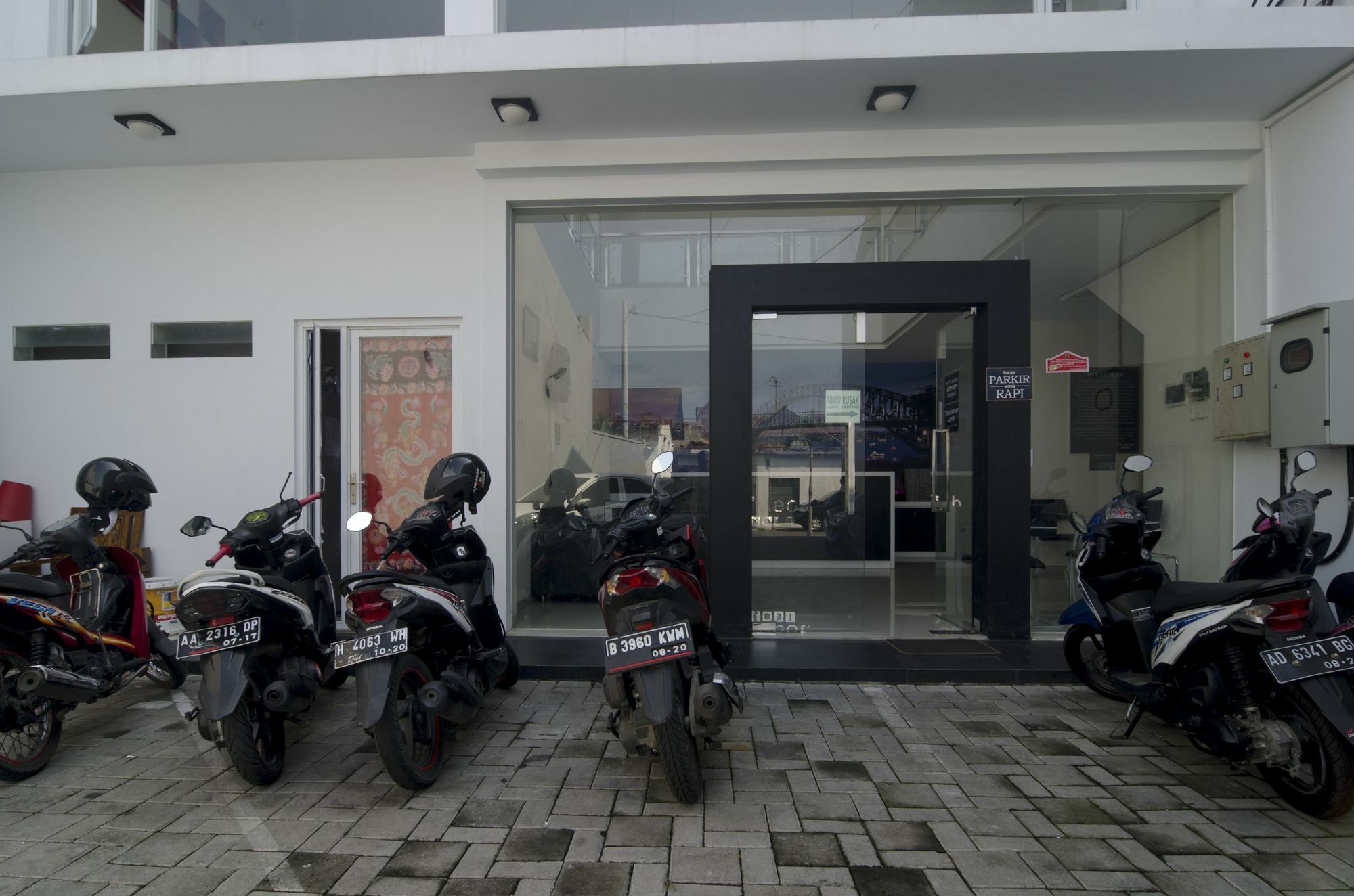 ホテル Reddoorz Near Lawang Sewu スマラン エクステリア 写真