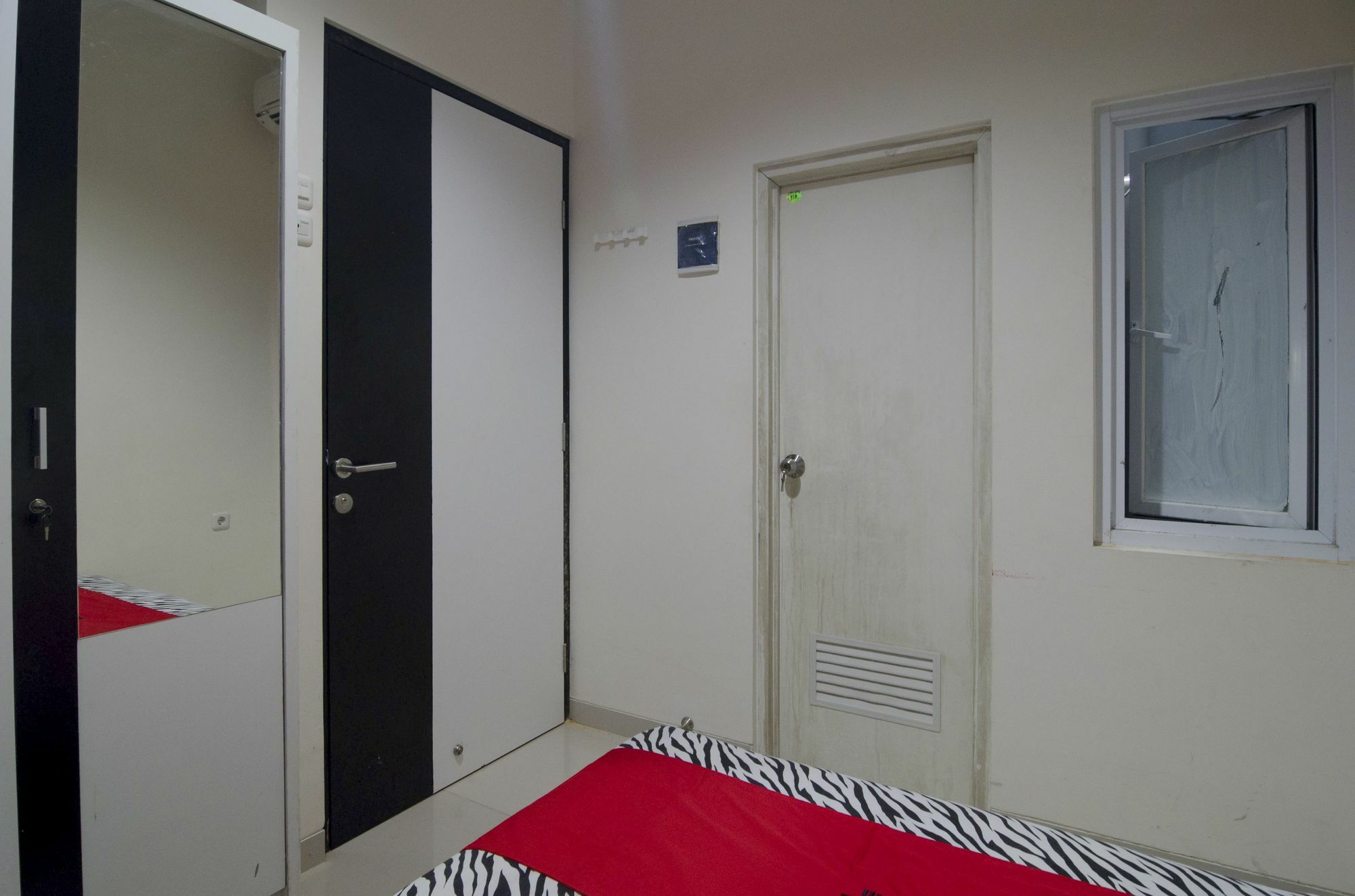 ホテル Reddoorz Near Lawang Sewu スマラン エクステリア 写真